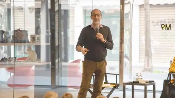 Il direttore scientifico Luca Molinari davanti alla platea di piccoli utenti del museo di Mestre