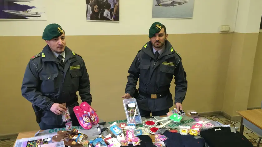 Oggetti falsi sequestrati dalla Guardia di finanza