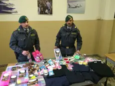 Oggetti falsi sequestrati dalla Guardia di finanza