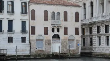 L’attore americano durante una pausa delle riprese del film The Tourist A fianco i palazzi che interessano Johnny Deep