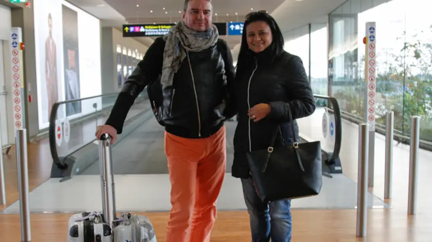 Agenzia Candussi, giornalista Costa. nuovo Water terminal e moving walkway presso aeroporto Marco polo Venezia. nella foto da sinistra: Marco e Alicia