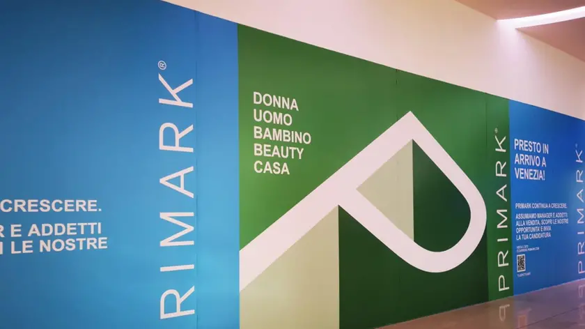 La pubblicità dell’apertura di Primark, all’esterno degli ex spazi Coop alla Nave de Vero a Marghera
