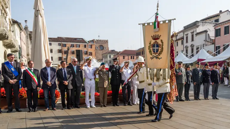 Alzabandiera in piazza Ferretto a Mestre in occasione di San Michele patrono della città e della Polizia di Statio, con la partecipazione del commissario Zappalorto.