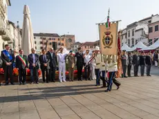 Alzabandiera in piazza Ferretto a Mestre in occasione di San Michele patrono della città e della Polizia di Statio, con la partecipazione del commissario Zappalorto.