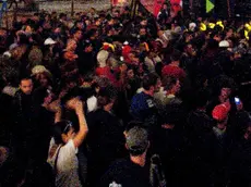 ***NO ARCHIVIO - SOLO QUOTIDIANO*** 20090924 - MILANO - CLJ - RAVE PARTY: GIORNALISTA SKY.IT INFILTRATA, DROGA A VOLONTA'. L'immagine rilasciata da Sky mostra alcuni ragazzi durante il rave illegale all'interno di un capannone dell'ex fabbrica ICOMA il 19 settembre 2009 a Cornaredo, nel milanese. Entrata gratuita e droga a volonta', da anfetamine mischiate con l'ammoniaca alla ketamina a cartoni imbevuti nell'lsd. E' quanto ha visto e fotografato una giornalista di Sky.it, Chiara Ribichini, infiltratasi lo scorso 19 settembre ad un rave party a Cornaredo, nel milanese, in capannone abbandonato. I partecipanti si danno l'appuntamento via web, li' si drogano e ballano (fino alla mattina) su musica techno. Il rave - racconta la redattrice - comincia intorno a mezzanotte, il luogo si conosce solo alle 23. Ci sono gruppi di giovani, tra i 15 e 30 anni. ANSA/SKY.IT/i51-GID Copyright Cristian Castelnuovo/Massimo Sestini