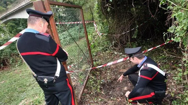 Cogollo del Cengio ritrovamento cadevere in decomposizione zona Ponte San Agata nella foto Carabinieri della stazione di Piovene indicano il punto dove giaceva il corpo