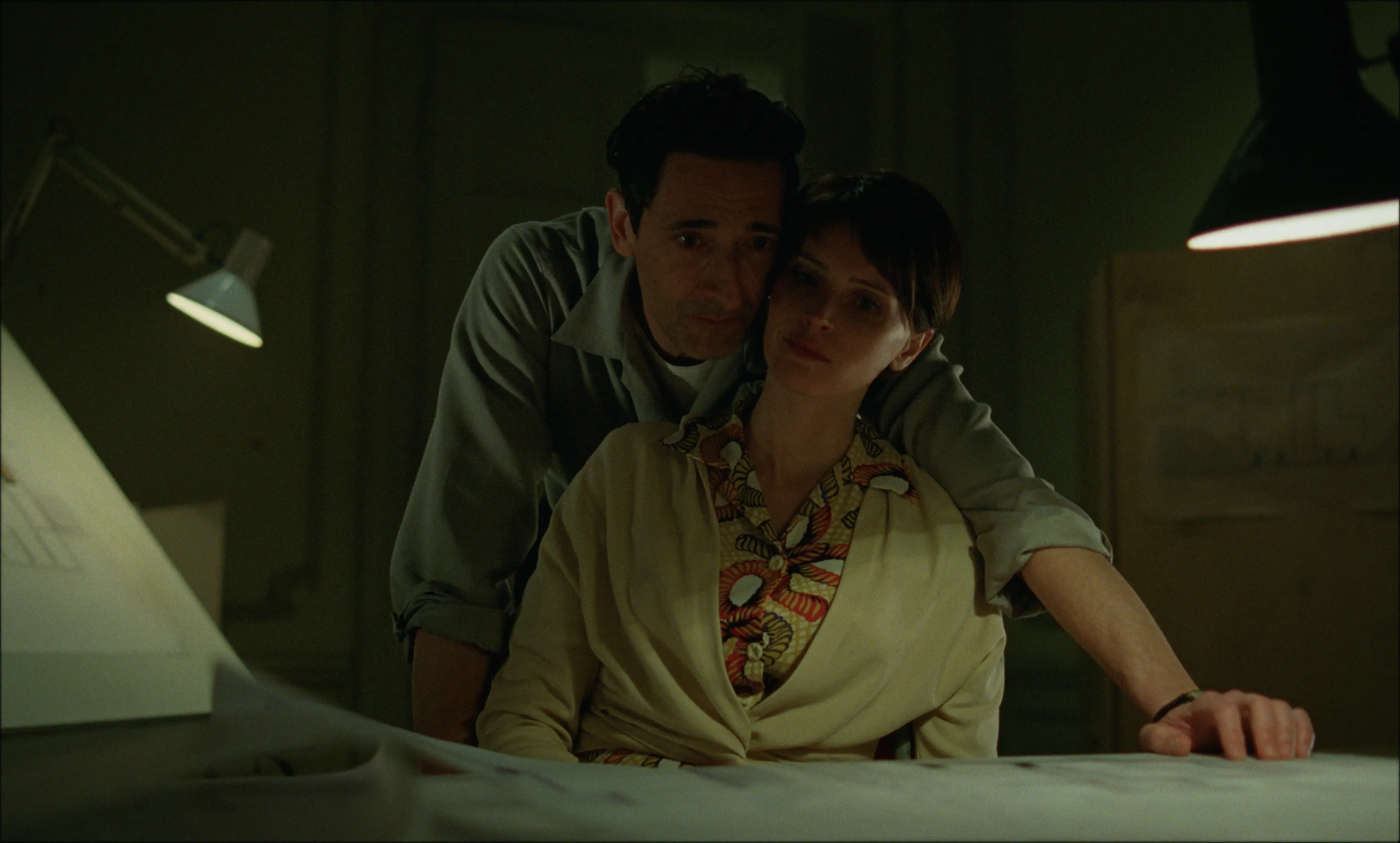 Felicity Jones con Adrien Brody