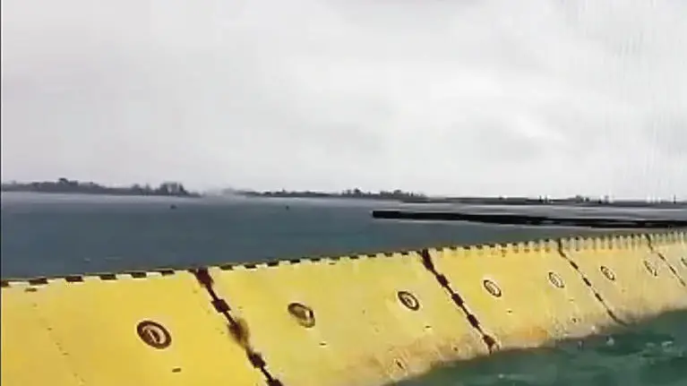 Il Mose salva anche oggi Venezia, proteggendo il centro storico lagunare da una marea misurata in 145 centimetri alla Bocca di porto del Lido e in 142 centimetri alla piattaforma Cnr in mare, alle ore 9.20, 23 novembre 2022. Alla Punta della Salute l'acqua ha raggiunto 46 centimetri, lasciando la città all'asciutto. NPK ANSA / Ufficio stampa Mose +++ ANSA PROVIDES ACCESS TO THIS HANDOUT PHOTO TO BE USED SOLELY TO ILLUSTRATE NEWS REPORTING OR COMMENTARY ON THE FACTS OR EVENTS DEPICTED IN THIS IMAGE; NO ARCHIVING; NO LICENSING +++