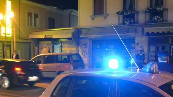MESTRE 25/05/2006 Via Piave controlli notturni polizia ....(C) Bertolin Matteo richiesto da MION MESTRE 25/05/2006 Via Piave controlli notturni polizia