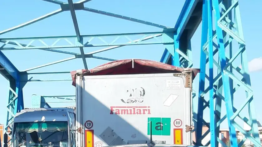 Mezzi pesanti e auto in coda sul ponte della Vittoria a San Donà