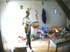 Le tre foto qui riprodotte sono frame estrapolati dal video registrato dagli inquirenti nel capanno che Elvo Zornitta aveva trasformato in laboratorio In successione si vede l’ingegnere nascondere le forbici alla vista dei carabinieri di Azzano che lo avevano appena perquisito il prefabbricato