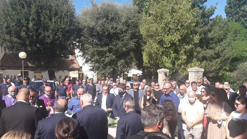 I partecipanti al funerale di Fabrizio Berton (Foto Abbadir)