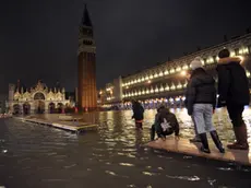 20081212 - VENEZIA - VENEZIA: ACQUA ALTA HA TOCCATO MASSIMA A 118 CM - Prevista ancora acqua alta con punte eccezionali nelle prossime trentasei ore: nella notte la marea si e' fermata a 130 cm sul medio mare, allagando tutta l'area di Piazza San Marco. ANSA/ANDREA MEROL/DEB