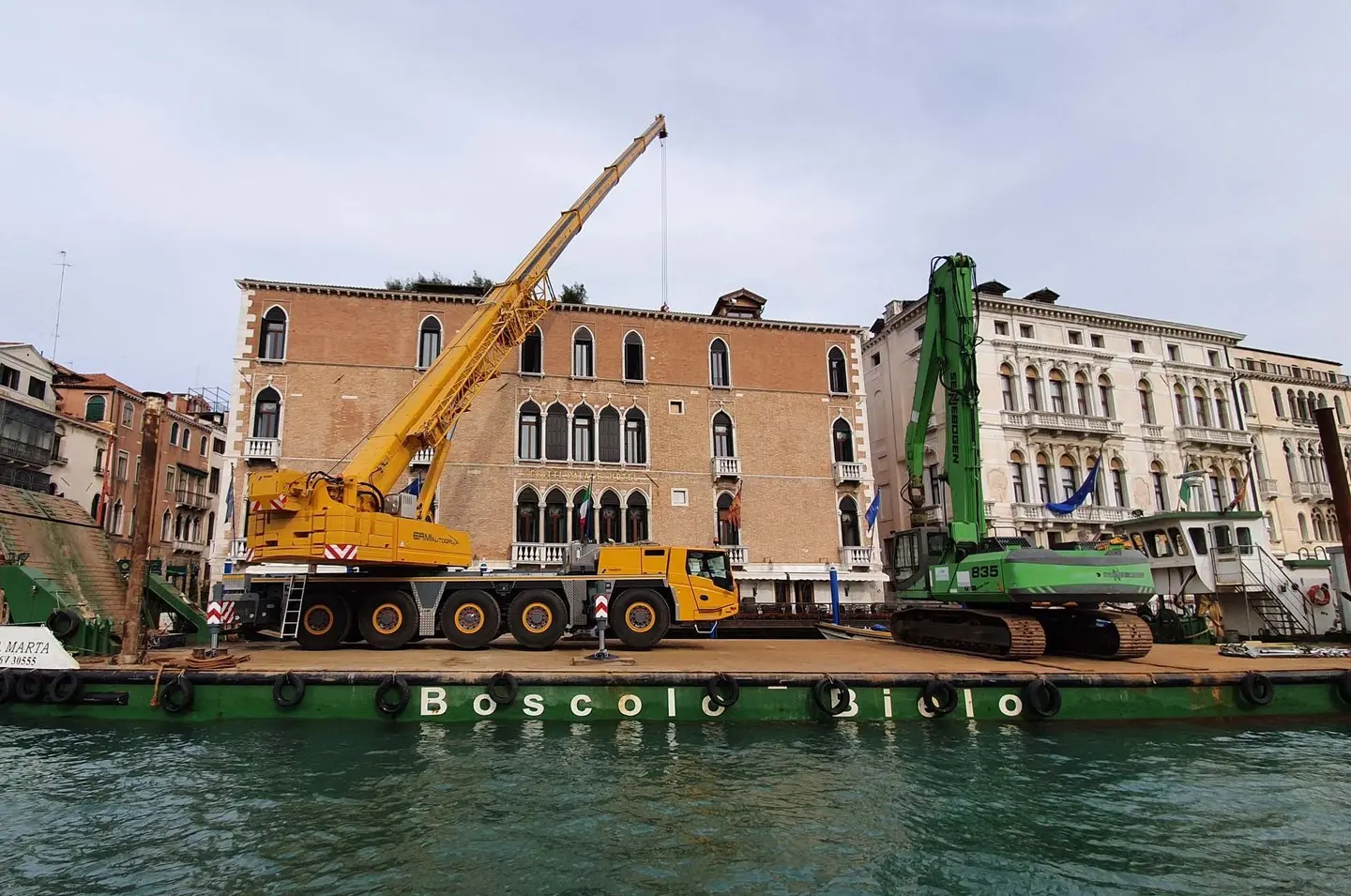 Interpress\M.Tagliapietra Venezia 19.022.2020.- Chiatta di Boscolo Bielo all'Hotel Gritti per allestimenti della terrazza per il film Mission Impossible con Tom Cruise.