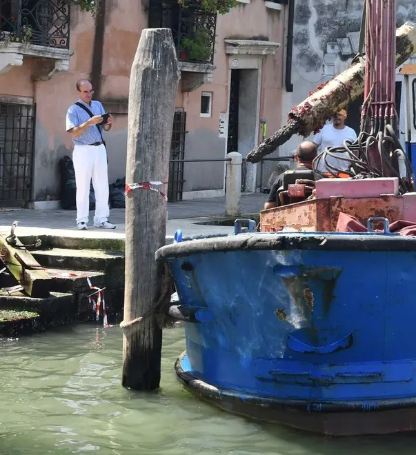 Interpress/M.Tagliapietra Venezia 09.08.2018.- Cedimento pontile traghetto gondole di fronte a San Marcuola.