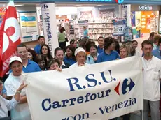 MARCON 27/05/2005 Centro Commerciale Valecenter sciopero dipendenti supermercato Carrefour (C) Bertolin Matteo richiesto da CHIARIN MARCON 27/05/2005 Centro Commerciale Valecenter sciopero dipendenti supermercato Carrefour