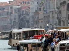 Venezia, 29.05.2006.- Traffico in Canal Grande di mezzi ACTV.- Interpress/Vitucci