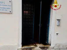 Il portone della sede Inps di Venezia annerito dal fuoco