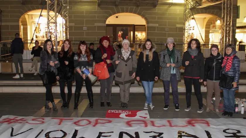 Flash mob contro la violenza sulle donne organizzato dal comitato studenti medi in piazza Ferretto a Mestre