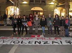 Flash mob contro la violenza sulle donne organizzato dal comitato studenti medi in piazza Ferretto a Mestre