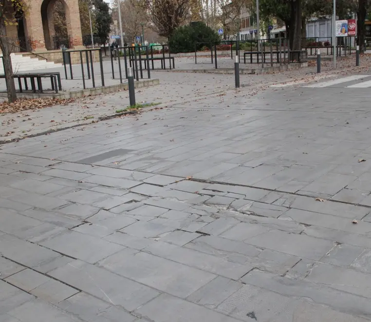 Lo stato del selciato in piazza Sant'Antonio, a Marghera
