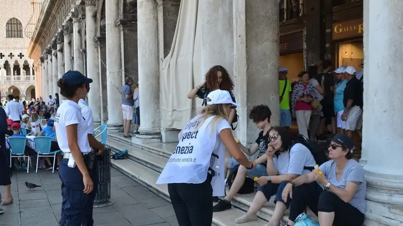 Interpress/Gf. Tagliapietra. Turismo. L'assessore Paola Mar incontra gli stewart in Piazza San Marco.