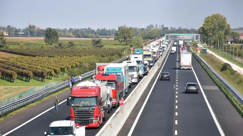 Coda in A4 (questa è una foto di archivio, ma anche martedì si sono formati fino a 7 km di coda)