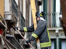 L'intervento in calle San Luca dove un cornicione ha colpito una passante