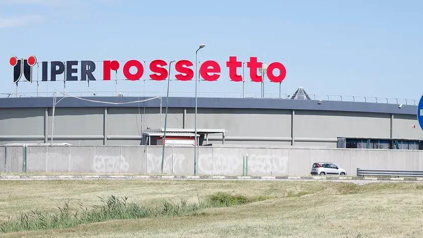 Valecenter - Istallate da alcuni giorni, all'esterno, le insegne "IPER rossetto", per l'apertura che avverra' dopo l'estate. All'interno i lavori continuano, nascosti al pubblico. Mestre, 06/08/2020 Foto A. Gilardi/Ag. Lorenzo Pòrcile