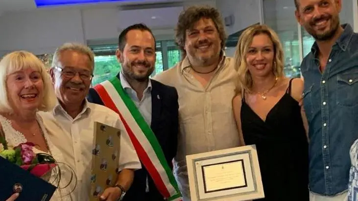 La premiazione con il sindaco, i clienti e i titolari