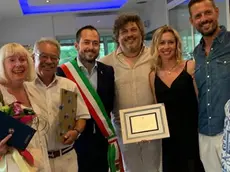 La premiazione con il sindaco, i clienti e i titolari