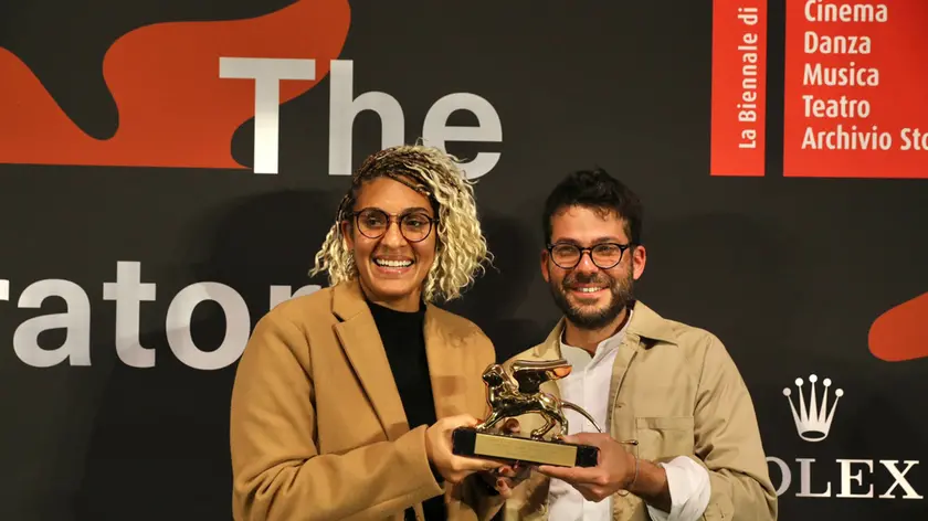 Il padiglione brasiliano, curato da Gabriela De Matos e Paulo Tavares (nella foto), si concentra sul ruolo del passato nella comprensione del futuro, con filo conduttore la terra