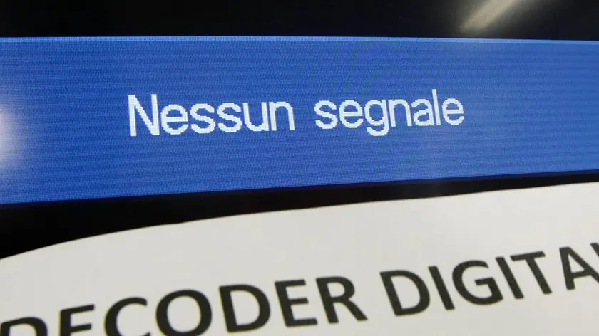 20090616 - ROMA - SOI - TV: DIGITALE; CODACONS ANNUNCIA PRIMA CAUSA SU DECODER . Ultimi acquisti del decoder in un supermercato di Roma oggi 16 giugno 2009. Una causa al Giudice di pace "per avere indietro quanto pagato per il decoder, indispensabile per il passaggio al digitale terrestre". La annuncia oggi il Codacons, al quale si è rivolto un cittadino della Capitale, "costretto" ad acquistare l'apparecchio per poter vedere tutti i canali televisivi. L'utente in questione - spiega l'associazione - in sostanza "non ha avuto scelta: o acquistava il decoder, o doveva rinunciare alla possibilità di vedere Raidue e Retequattro...ANSA/MASSIMO PERCOSSI /DC