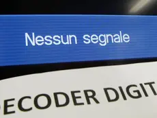 20090616 - ROMA - SOI - TV: DIGITALE; CODACONS ANNUNCIA PRIMA CAUSA SU DECODER . Ultimi acquisti del decoder in un supermercato di Roma oggi 16 giugno 2009. Una causa al Giudice di pace "per avere indietro quanto pagato per il decoder, indispensabile per il passaggio al digitale terrestre". La annuncia oggi il Codacons, al quale si è rivolto un cittadino della Capitale, "costretto" ad acquistare l'apparecchio per poter vedere tutti i canali televisivi. L'utente in questione - spiega l'associazione - in sostanza "non ha avuto scelta: o acquistava il decoder, o doveva rinunciare alla possibilità di vedere Raidue e Retequattro...ANSA/MASSIMO PERCOSSI /DC