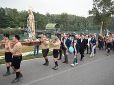 La processione a Fossalta per il ritorno della statua della Madonna del Vajont