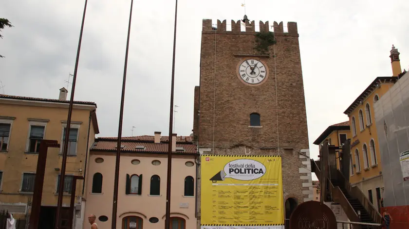 Mega poster sul Festival della Politica sulla torre di Mestre