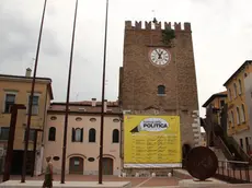 Mega poster sul Festival della Politica sulla torre di Mestre