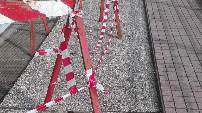 COLUCCI - DINO TOMMASELLA - SAN DONA' DI P.- LASTRA ROTTA SUL PASSAGGIO PEDONALE PONTE DELLA VITTORIA