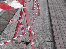 COLUCCI - DINO TOMMASELLA - SAN DONA' DI P.- LASTRA ROTTA SUL PASSAGGIO PEDONALE PONTE DELLA VITTORIA