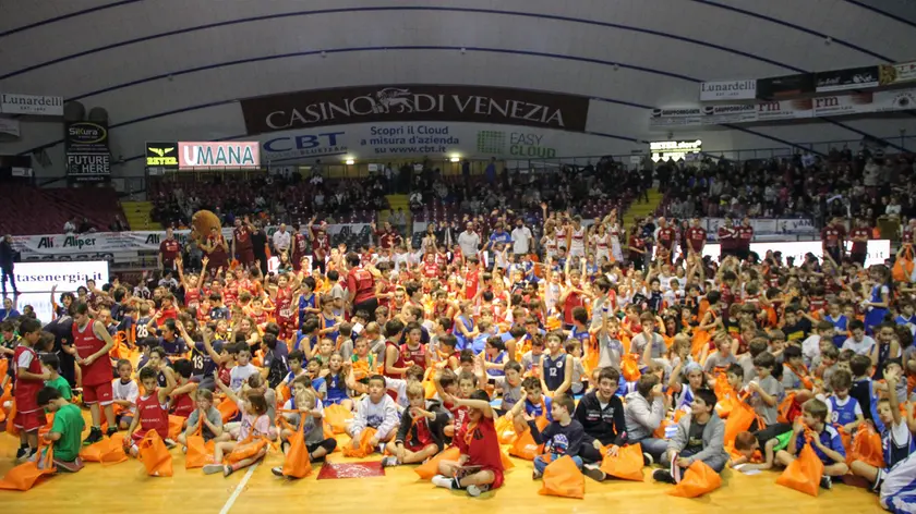 Duemila giovani al taliercio per la festa degli auguri della Reyer