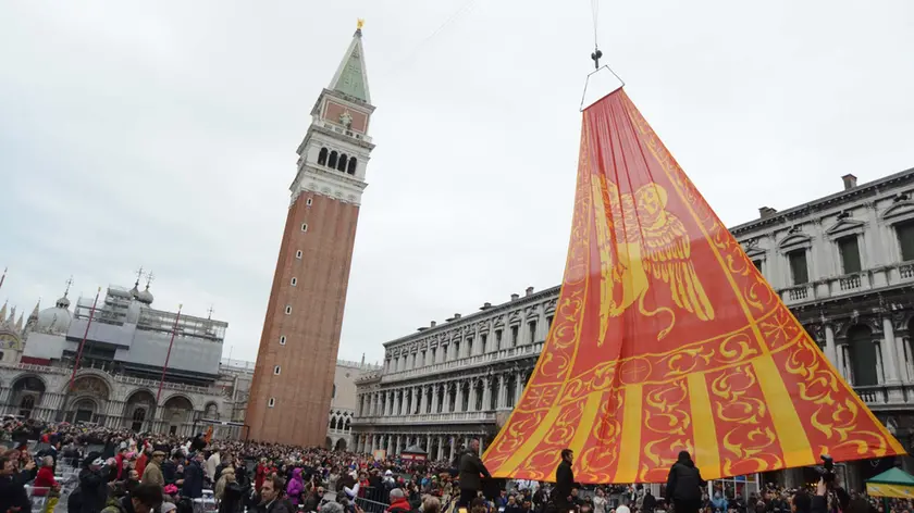 Interpress/M.Tagliapietra Venezia 04.03.2014.- Carnevale. Volo del Gonfalone