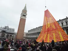 Interpress/M.Tagliapietra Venezia 04.03.2014.- Carnevale. Volo del Gonfalone
