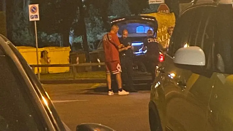 L’intervento della polizia locale dopo il morso al ristorante
