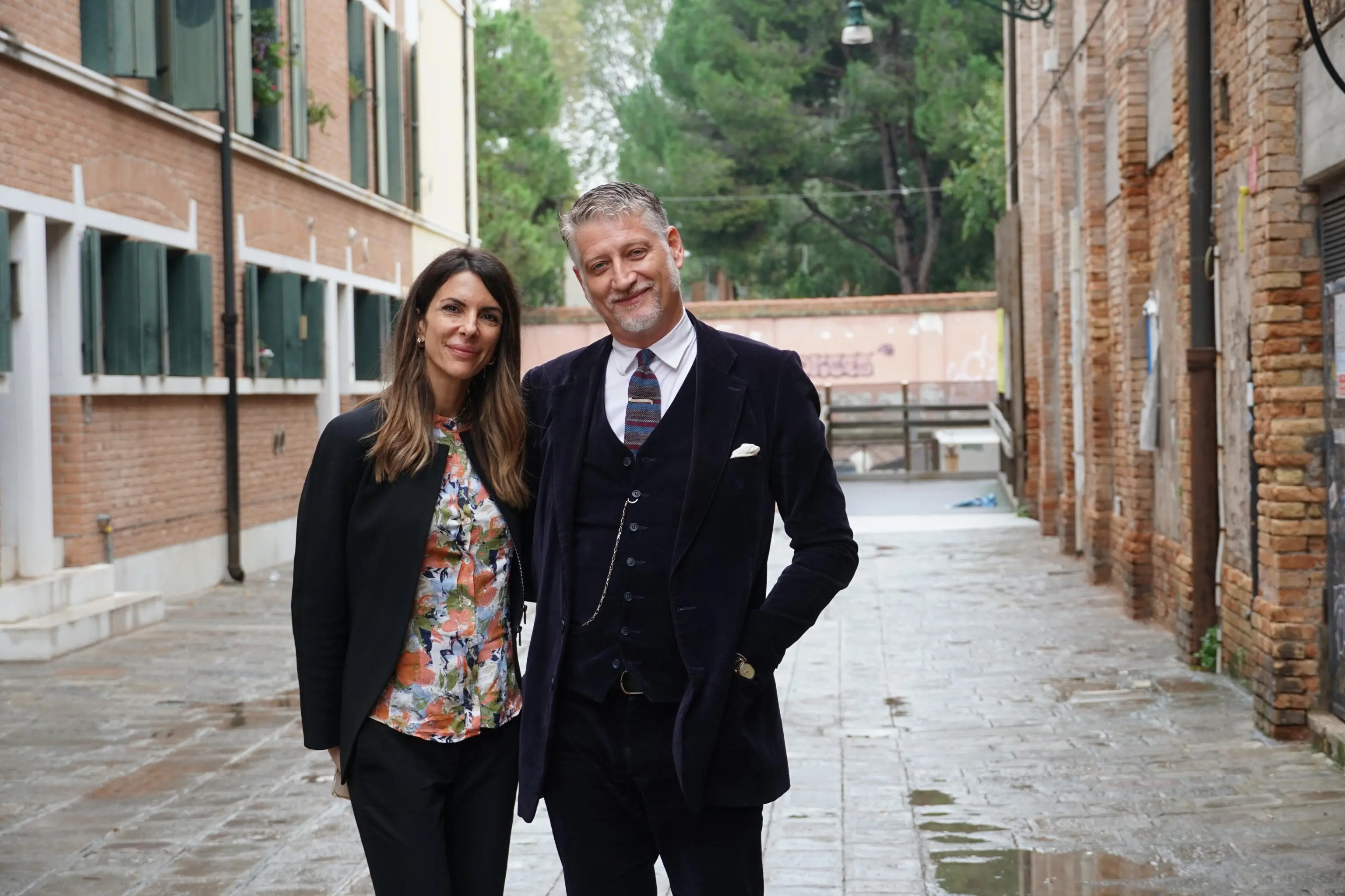 Il ministro della Cultura Alessandro Giuli e la moglie Valeria Falcioni a Venezia per la cerimonia di presentazione della rivista “ La Biennale di Venezia “