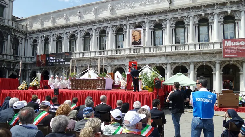 Il palco con l'altare in piazza San Marco (foto Agenzia Interpress)