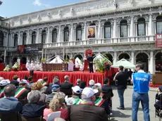 Il palco con l'altare in piazza San Marco (foto Agenzia Interpress)
