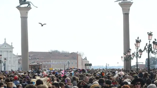 Interpress/M.Tagliapietra Venezia 26.02.2017.- Carnevale. Volo Dell'Aquila, Melissa Satta. Piazza San Marco.