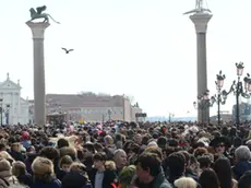 Interpress/M.Tagliapietra Venezia 26.02.2017.- Carnevale. Volo Dell'Aquila, Melissa Satta. Piazza San Marco.