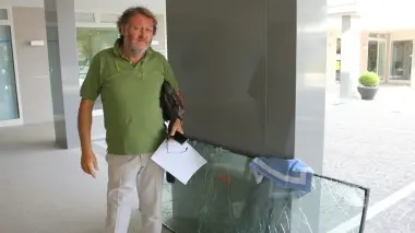 Aurelio Gabriele davanti alla vetrata sfondata e staccata