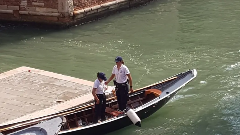 Vigili di pattuglia con una barca a remi